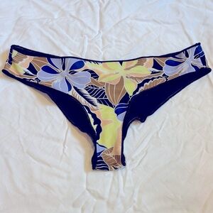 XS cheeky rip curl bottom. No tags never worn.